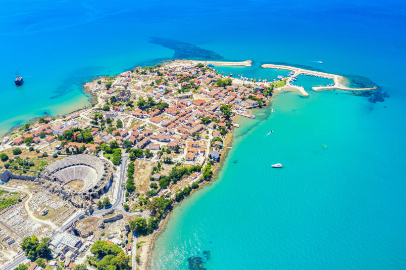 Luftaufnahme der antiken Stadt Side mit Amphitheater, Altstadt und Hafen an der Türkischen Riviera