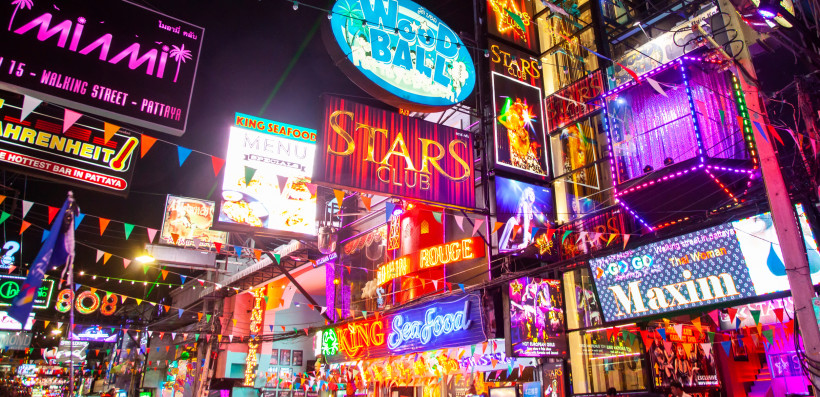 Leuchtende Neonreklamen und Nachtleben auf der Walking Street Pattaya Bunte Neonlichter, Clubs und Bars auf der berühmten Walking Street in Pattaya bei Nacht