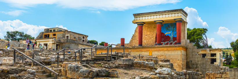 Ruinenbereich des Palasts von Knossos mit rekonstruierten roten Säulen und Wandmalerei