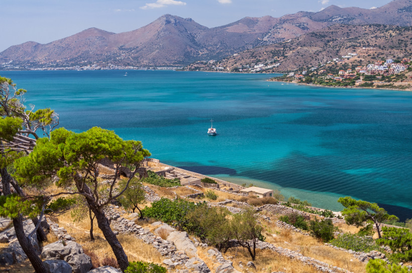 Insel Spinalonga in der Bucht von Elounda, Kreta Meer und Berge im Hintergrund