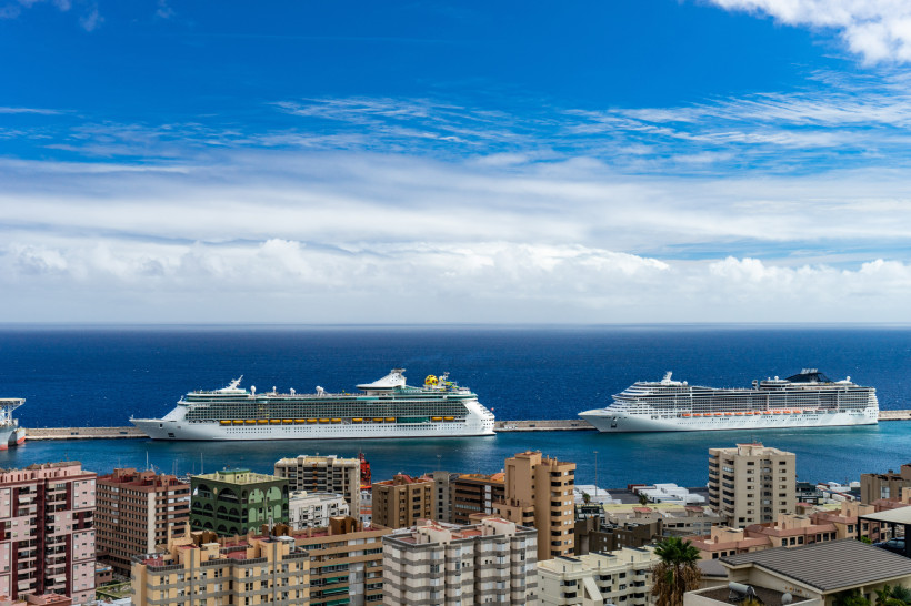 Zwei Kreuzfahrtschiffe im Hafen von Santa Cruz de Tenerife vor der Küste