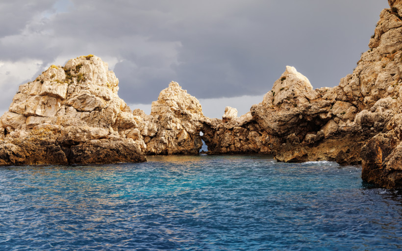 Felsformationen an der Küste bei den Illes Malgrats, Blick vom Mirador über das Meer