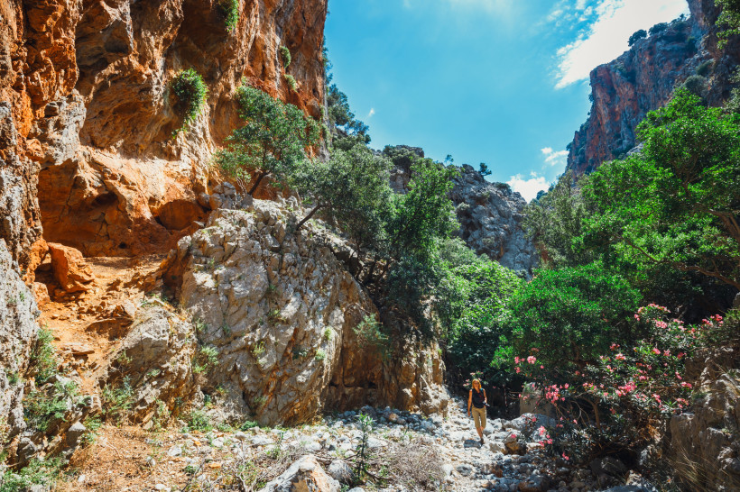 Wanderung durch die Kritsa-Schlucht Wanderweg durch die Kritsa-Schlucht zwischen steilen Felswänden und Bäumen