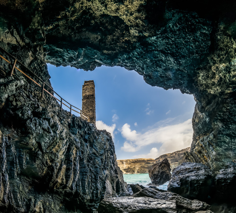 Ajuy-Höhlen Fuerteventura: Spektakulärer Blick aus den Cuevas de Ajuy Blick aus den Ajuy-Höhlen auf die raue Felsküste und den Atlantik auf Fuerteventura.