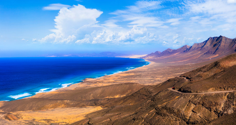 Panorama der Playa de Cofete auf Fuerteventura mit Bergen und blauem Atlantik