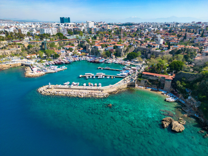 Antalya Kaleiçi: Historischer Hafen Antalya Kaleiçi aus der Luft – historischer Hafen, Altstadt und türkisblaues Mittelmeer