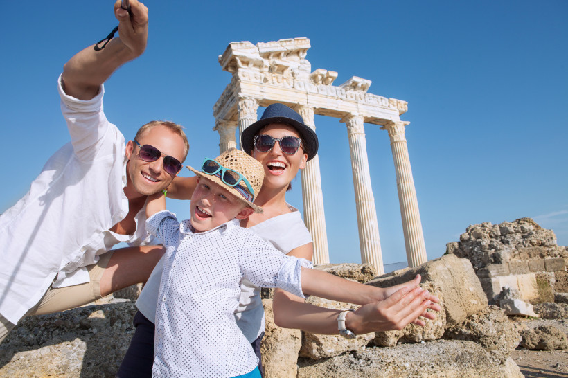 Familie erkundet die antiken Ruinen in der Altstadt von Side während eines Familienurlaubs