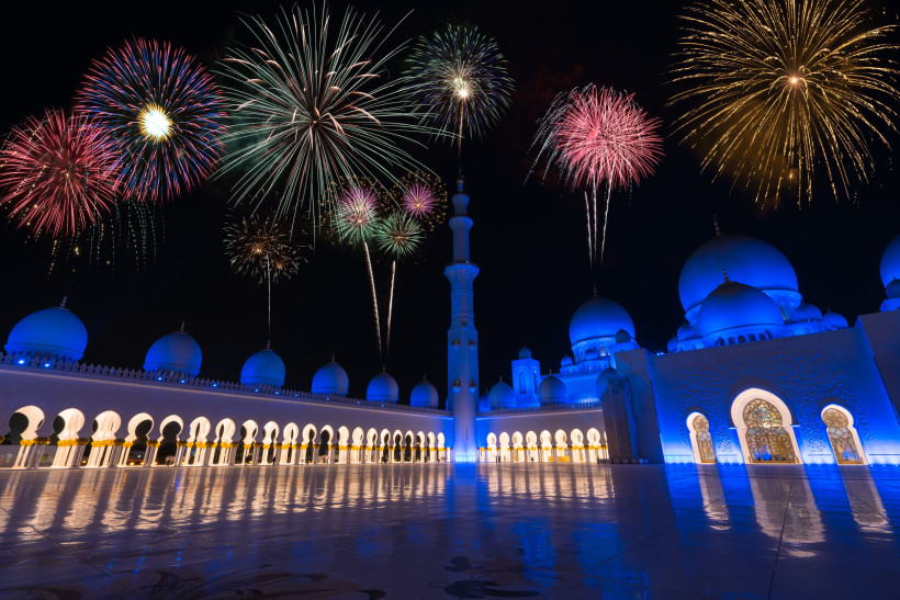 Feuerwerk erhellt den Nachthimmel über der beleuchteten Scheich-Zayid-Moschee in Abu Dhabi