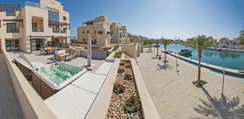 Ägypten - El Gouna Moderne Apartments mit Terrasse und Whirlpool an einer Marina mit Palmenpromenade und Yachten im Wasser. Klare blaue Himmel, ruhige Urlaubsatmosphäre