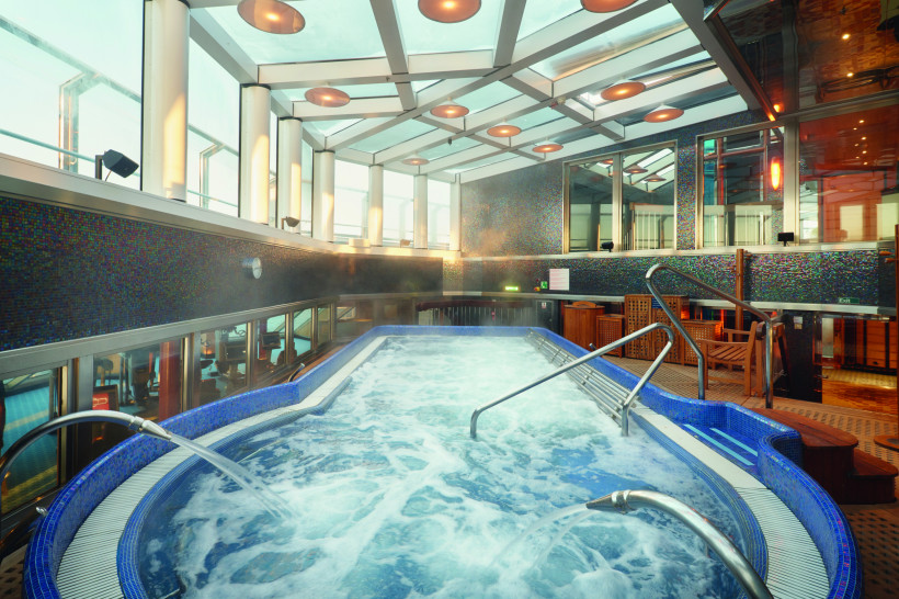 Costa Fascinosa: Innenbereich mit Whirlpool und Glasdach Whirlpoolbereich im Spa der Costa Fascinosa mit Glasdach und Mosaikwänden