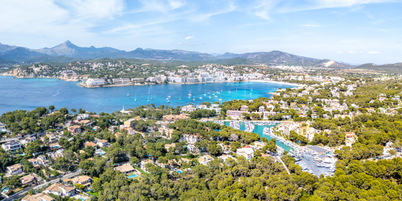 Panoramablick über die Bucht von Santa Ponsa mit Segelbooten, Küstenbebauung und Bergen im Hintergrund