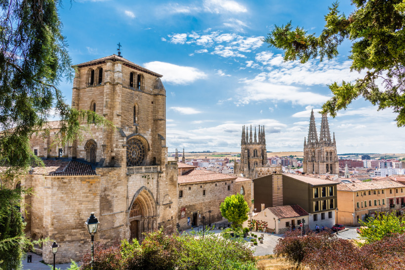 Blick auf die Kathedrale von Burgos mit gotischen Türmen über der Altstadt
