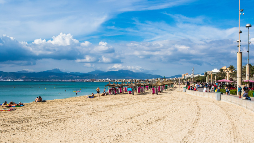 Playa de Palma mit Balneario-Bereich, Strandliegen und Sonnenschirmen entlang der Promenade