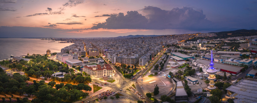 Griechenland - Thessaloniki Panoramablick auf Thessaloniki bei Sonnenuntergang mit dem Weißen Turm, Hafen und Stadtlichtern