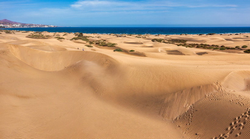 Sanddünen im Naturreservat Dünen von Maspalomas auf Gran Canaria mit Blick auf den Atlantik