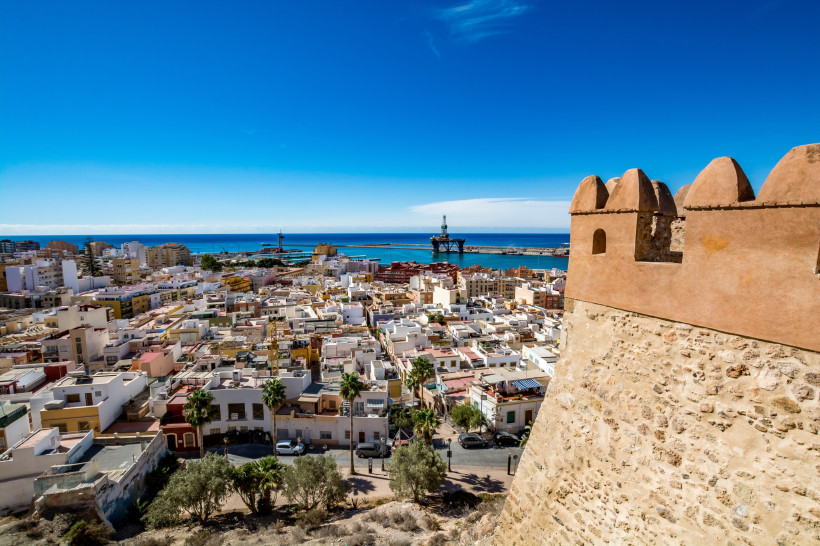 Blick von der Alcazaba über die Stadt Almería zum Hafen und zum Mittelmeer