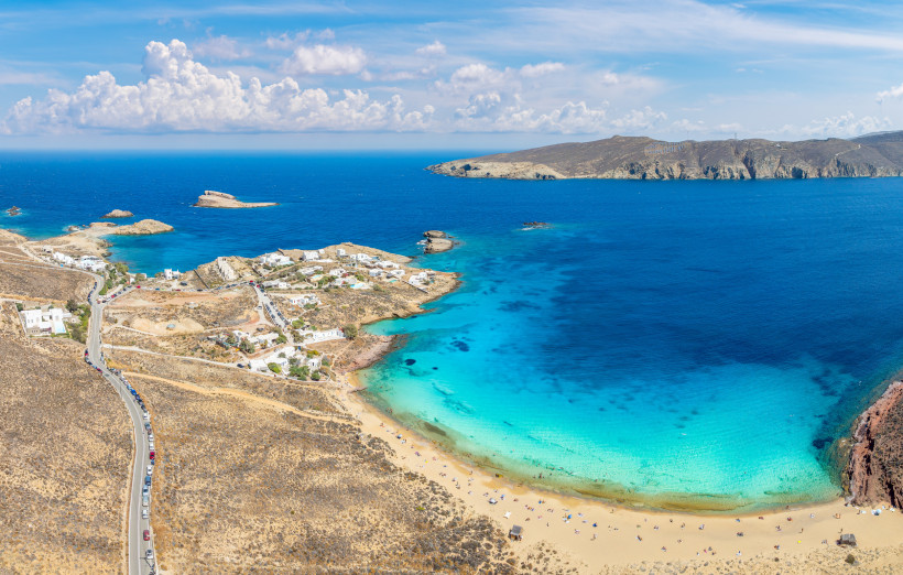Mykonos - Agios Sostis Beach Panoramablick auf den Agios Sostis Beach auf Mykonos mit kristallklarem Wasser, ruhiger Bucht und wenigen Badegästen