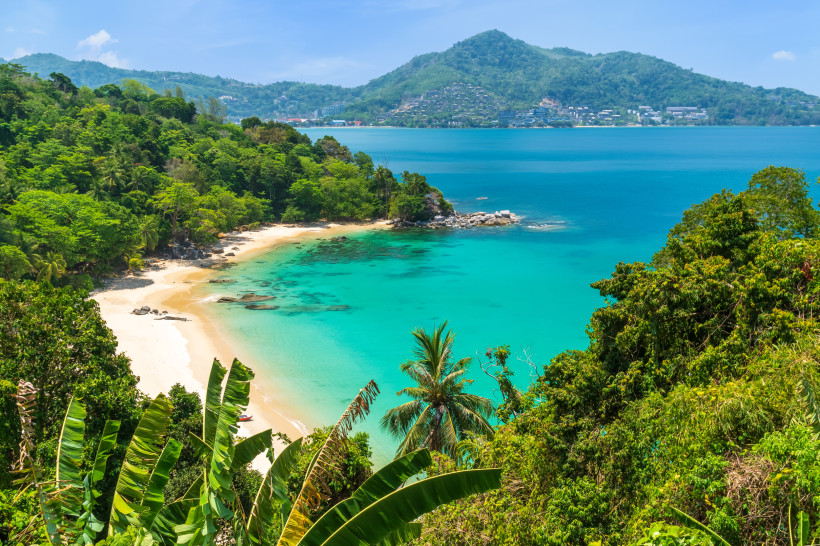 Traumstrand auf Phuket – Versteckte Bucht mit türkisfarbenem Wasser Versteckte Bucht auf Phuket mit weißem Sandstrand, türkisfarbenem Meer und üppiger tropischer Vegetation.