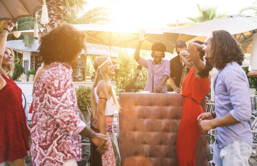 Mexiko Die Leute tanzen und haben Spaß, während der DJ gute Musik spielt