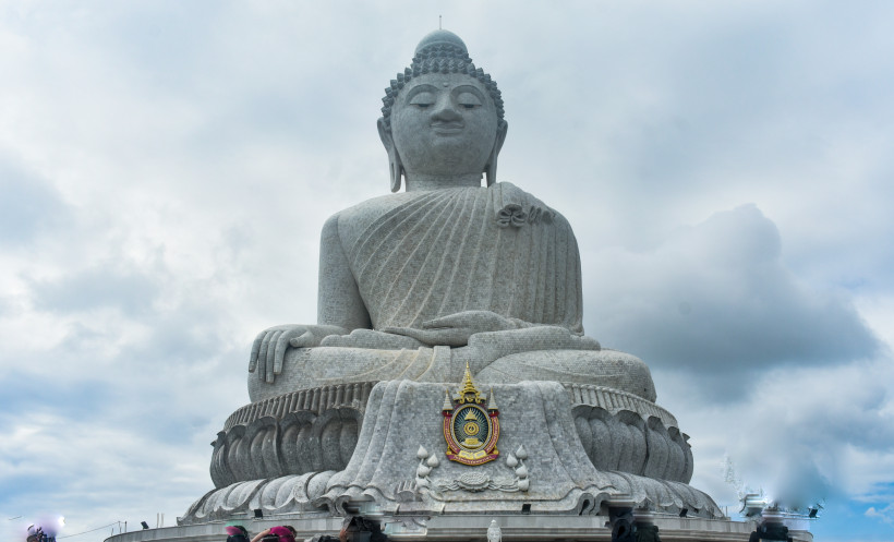 Big Buddha Phuket – Nahaufnahme der imposanten Statue Große Buddha-Statue in Phuket aus weißem Marmor, thailändisches Wahrzeichen mit spiritueller Bedeutung