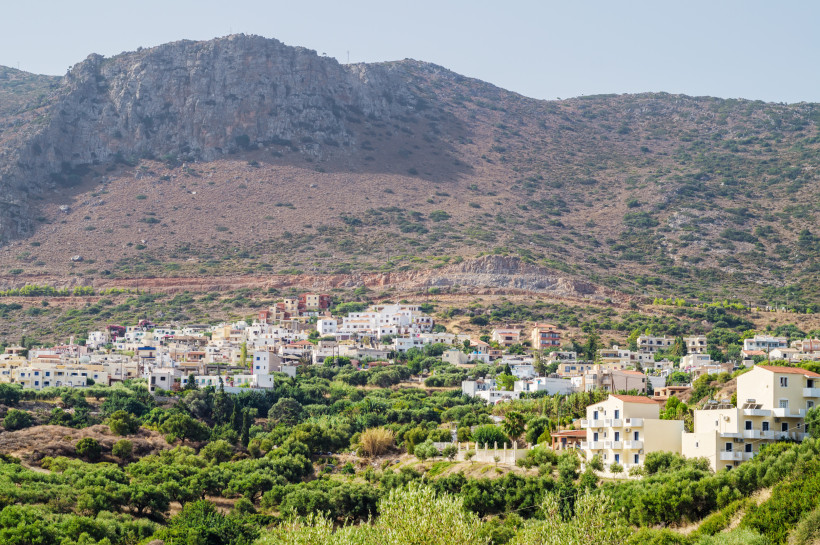 Bergdorf Piskopiano bei Chersonissos mit Häusern am Hang vor felsigem Gebirge