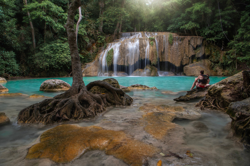Wunderschöner Erawan Wasserfall mit türkisblauem Wasser im Dschungel des Erawan Nationalparks in Kanchanaburi, Thailand