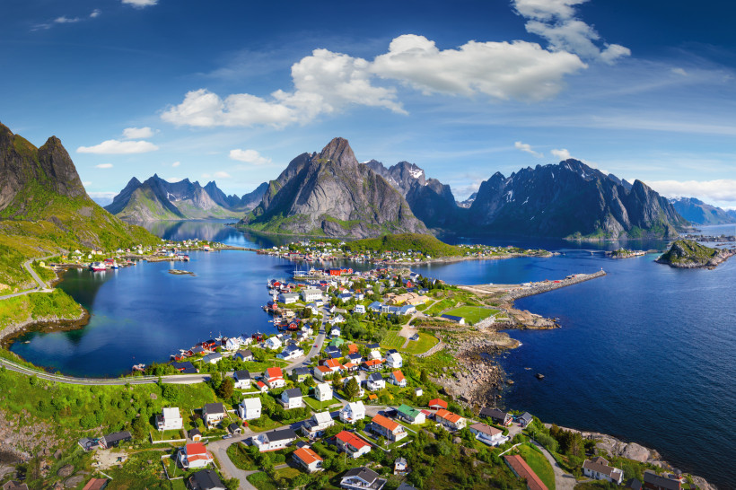 Küstendorf am Fjord vor Bergkulisse, Lofoten Blick auf ein Küstendorf mit Fjord und steilen Bergen auf den Lofoten