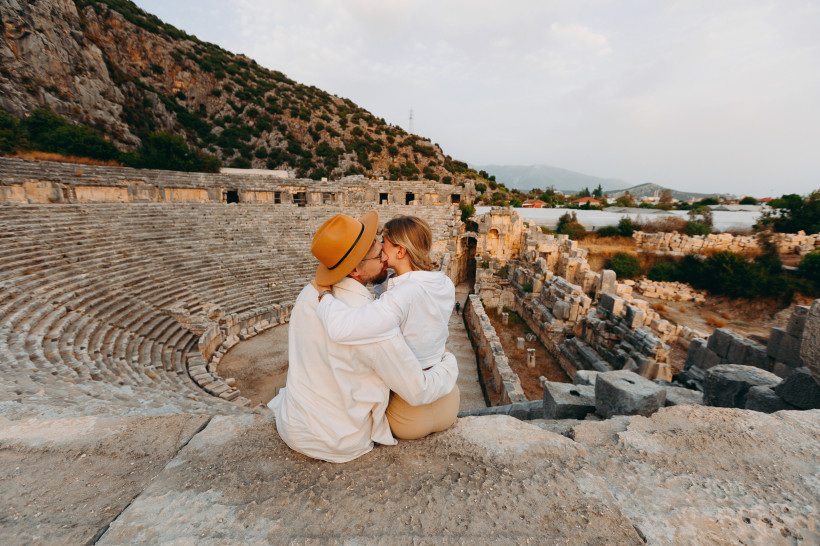 Paar genießt Zweisamkeit in antikem Theater bei Kemer – romantischer Adults-Only Urlaub mit Kultur und Natur in der Türkei