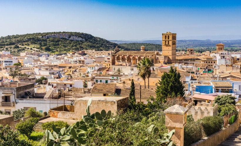 Altstadt von Felanitx mit Kirche Sant Miquel und Blick auf die umliegende Hügellandschaft Mallorcas