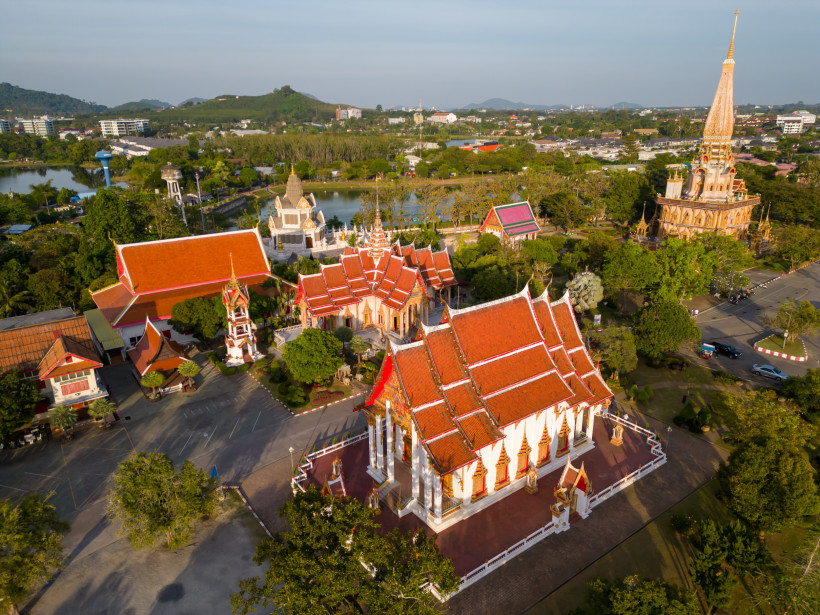 Wat Chalong Phuket aus der Luft – wichtigste Tempelanlage der Insel Drohnenaufnahme des Wat Chalong in Phuket mit Tempelanlage, Pagoden und grüner Umgebung – bedeutendster Tempel der Insel.