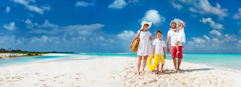 Familie mit Kindern am Strand im Sommerurlaub – entspannter Familienurlaub am Meer