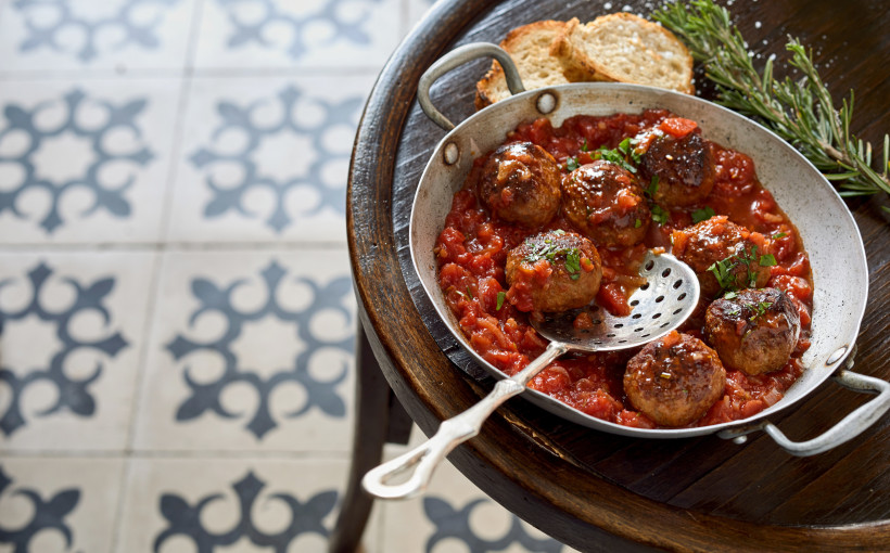Albóndigas, Fleischbällchen in Tomatensauce in einer Pfanne