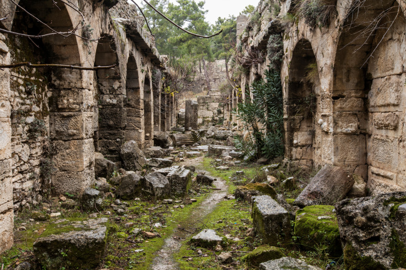 Überwachsene Arkaden und Steinruinen der antiken Stadt Seleukia Lyrbe nahe Side in ruhiger Waldlandschaft