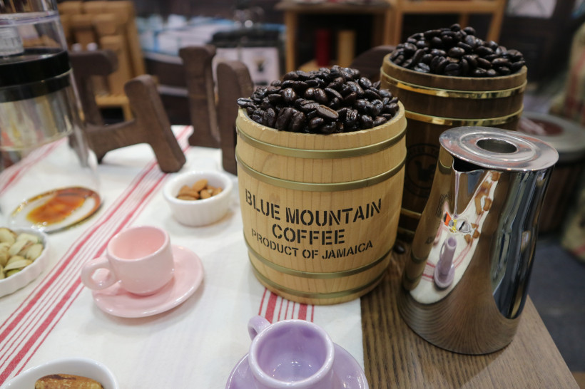 Blue Mountain Coffee Jamaika – Edler Kaffee aus den Bergen Blue Mountain Coffee Bohnen in Holzfässern, Jamaika – hochwertiger Kaffee aus den Blue Mountains.