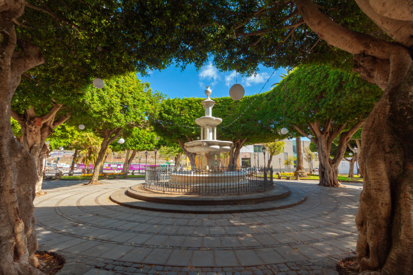 Historischer Brunnen im schattigen Park von Garachico auf Teneriffa