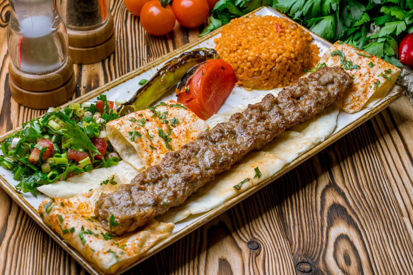 Türkischer Adana-Kebab mit Bulgur, Fladenbrot und gegrilltem Gemüse – traditionelle Küche in Kemer