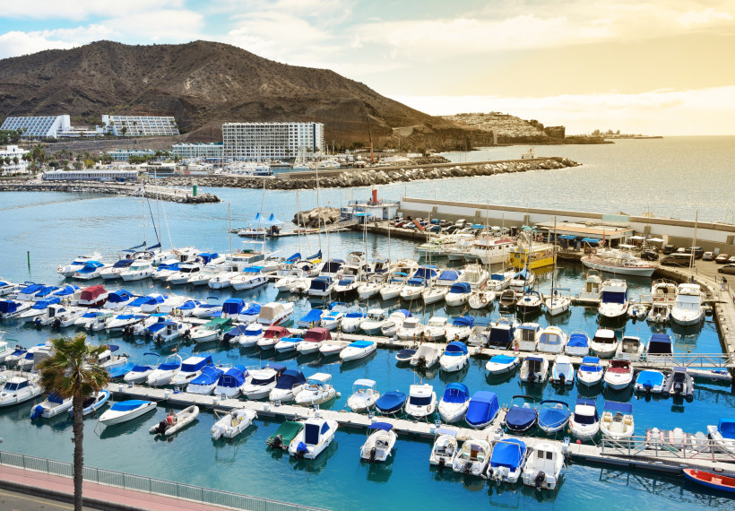 Yachthafen Puerto Rico – Boote und Meer im Süden Gran Canarias Yachthafen von Puerto Rico auf Gran Canaria mit weißen Booten und Yachten im türkisblauen Wasser, umgeben von felsiger Küste und Sonne