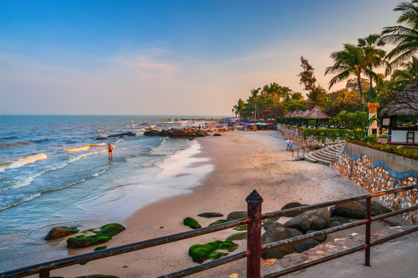 Abendstimmung am Strand von Hua Hin mit Wellen, Palmen und Promenade – Sonnenuntergang in Thailand