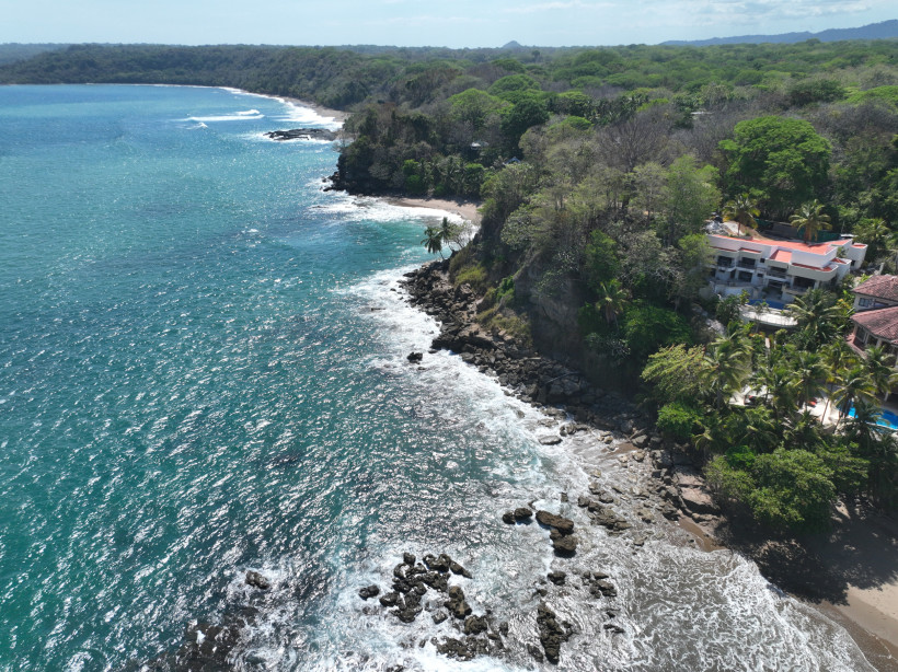 Costa Rica Pazifikküste mit Felsküste und Meer Pazifikküste in Costa Rica mit Felsküste, blauem Meer und dichter Vegetation