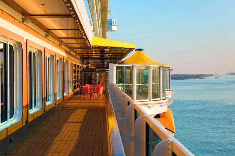 Costa Diadema: Außendeck mit Sitzbereich und Blick auf das Meer Außendeck der Costa Diadema mit Sitzbereich und Glasaufbau an der Reling, Blick auf das Meer