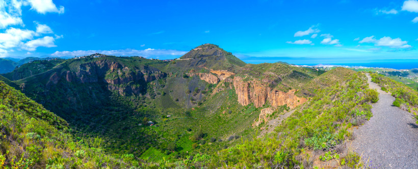 Panoramablick von der Caldera de Bandama über Gran Canaria bis zum Meer Vom Rand der Caldera de Bandama eröffnet sich ein beeindruckendes Panorama über die vulkanische Landschaft Gran Canarias bis hin zum Atlantik. Der Aussichtspunkt ist ideal für Wanderungen, Naturfotografie und geologische Entdeckungen.