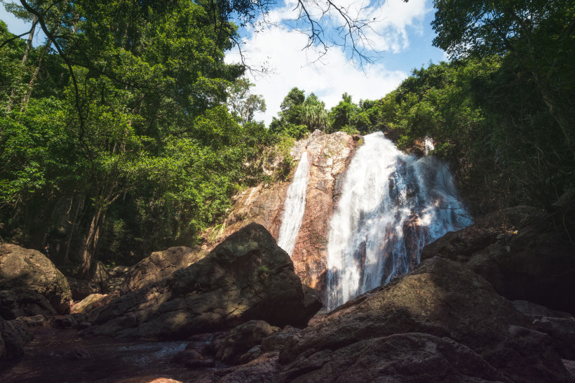 Na Muang 2 Wasserfall Koh Samui – größter Wasserfall der Insel Na Muang 2 Wasserfall Koh Samui: 80 Meter hoher Wasserfall mitten im Dschungel, mit Felsen und grünem Regenwald umrahmt.