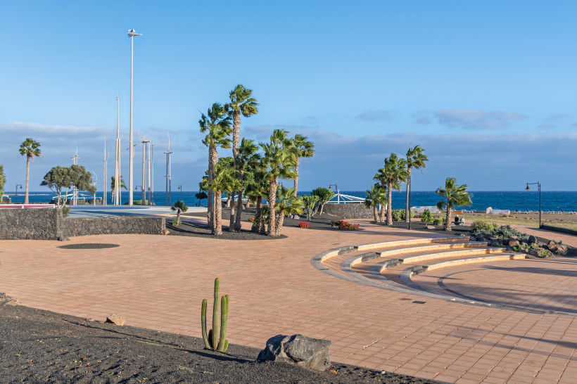 Square Plaza Las Naciones – Küstenplatz an der Playa de los Pocillos auf Lanzarote Square Plaza Las Naciones mit Palmen, Promenade und Meerblick an der Playa de los Pocillos auf Lanzarote.