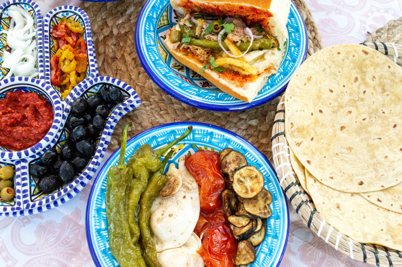 Typisches tunesisches Kafteji, tunesisches gastronomisches Gericht auf der Basis von Oeufs, rotem Thon, Poivron, Harissa, Olivenhain und anderen Hülsenfrüchten, tunesisches Sandwich