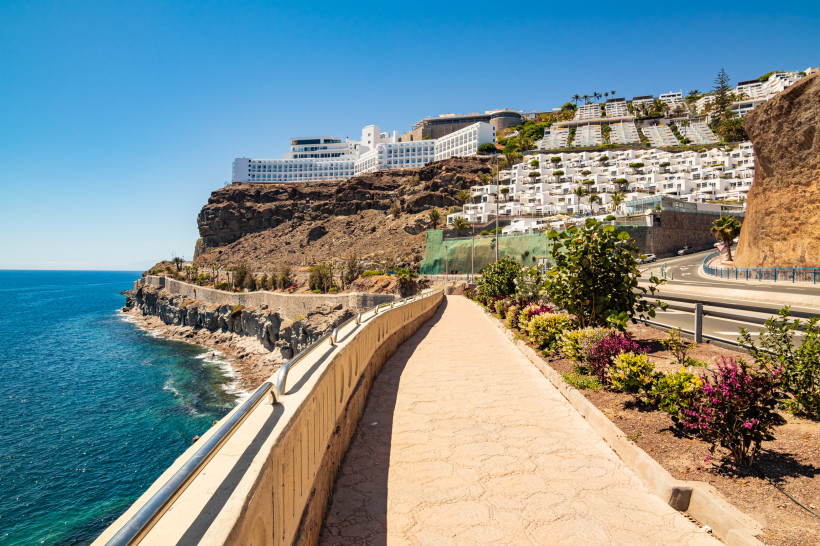 Küstenweg bei Amadores und Puerto Rico auf Gran Canaria mit Blick auf Meer, Steilküste und Hotelanlagen