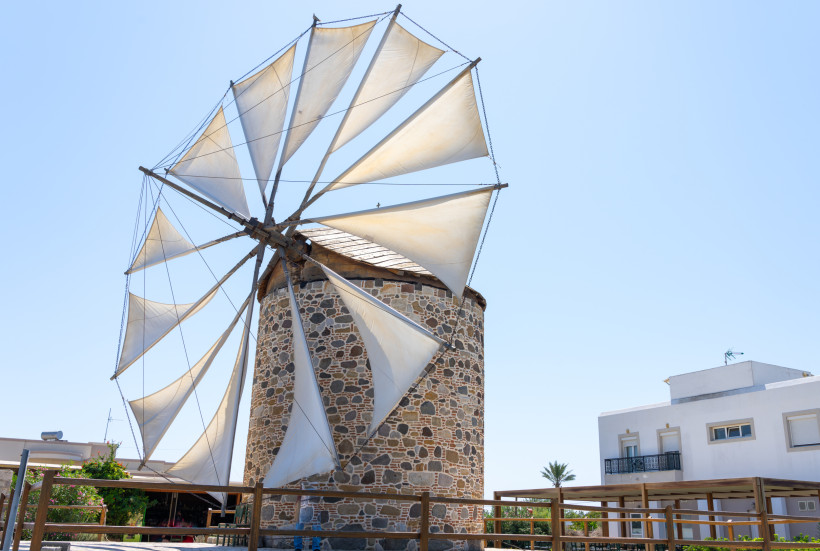 Kos - Antimachia Traditionelle Windmühle in Antimachia auf Kos mit steinernem Turm und weißen Segeln.