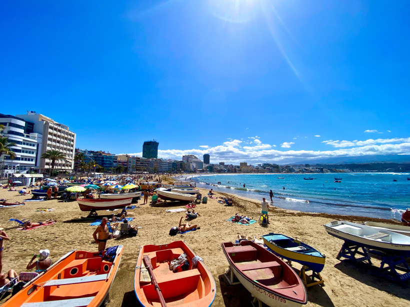 Stadtstrand von Las Palmas, Gran Canaria Stadtstrand, Strandbesucher, Boote und Gebäude im Hintergrund