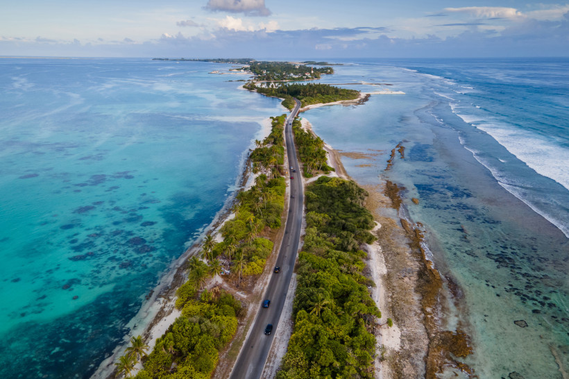 Addu-Atoll, Malediven Luftaufnahme der tropischen Strandlandschaft und der Landstraße bei Addu City, dem südlichsten Atoll der Malediven im Indischen Ozean.