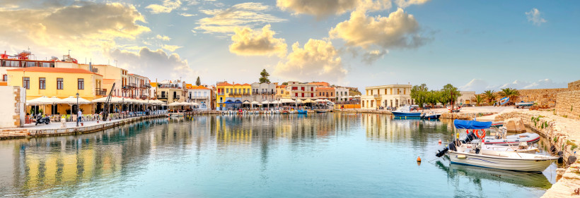 Altstadt, Rethymnon, Kreta Venezianischer Hafen von Rethymno auf Kreta bei Sonnenuntergang mit bunten Häusern, Restaurants am Wasser und kleinen Booten im ruhigen Hafenbecken