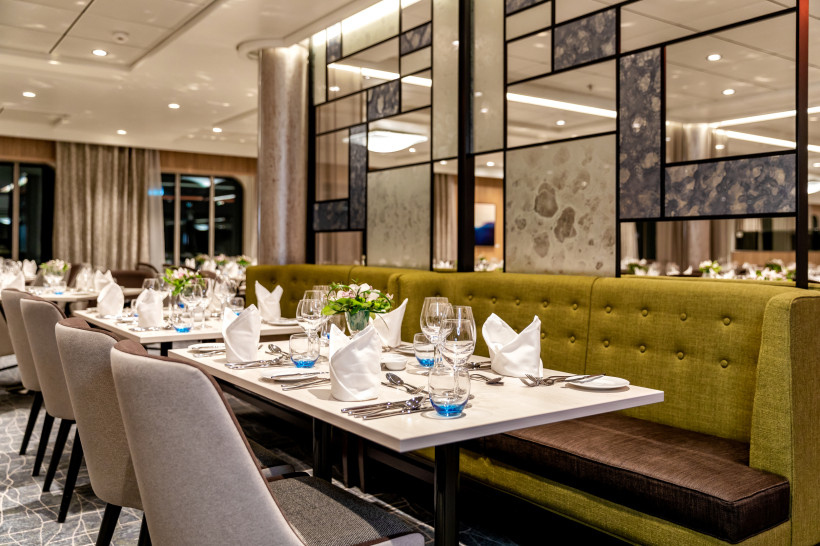 Gedeckte Tische im Restaurantbereich an Bord der Mein Schiff 1 (Atlantik - Klassik)